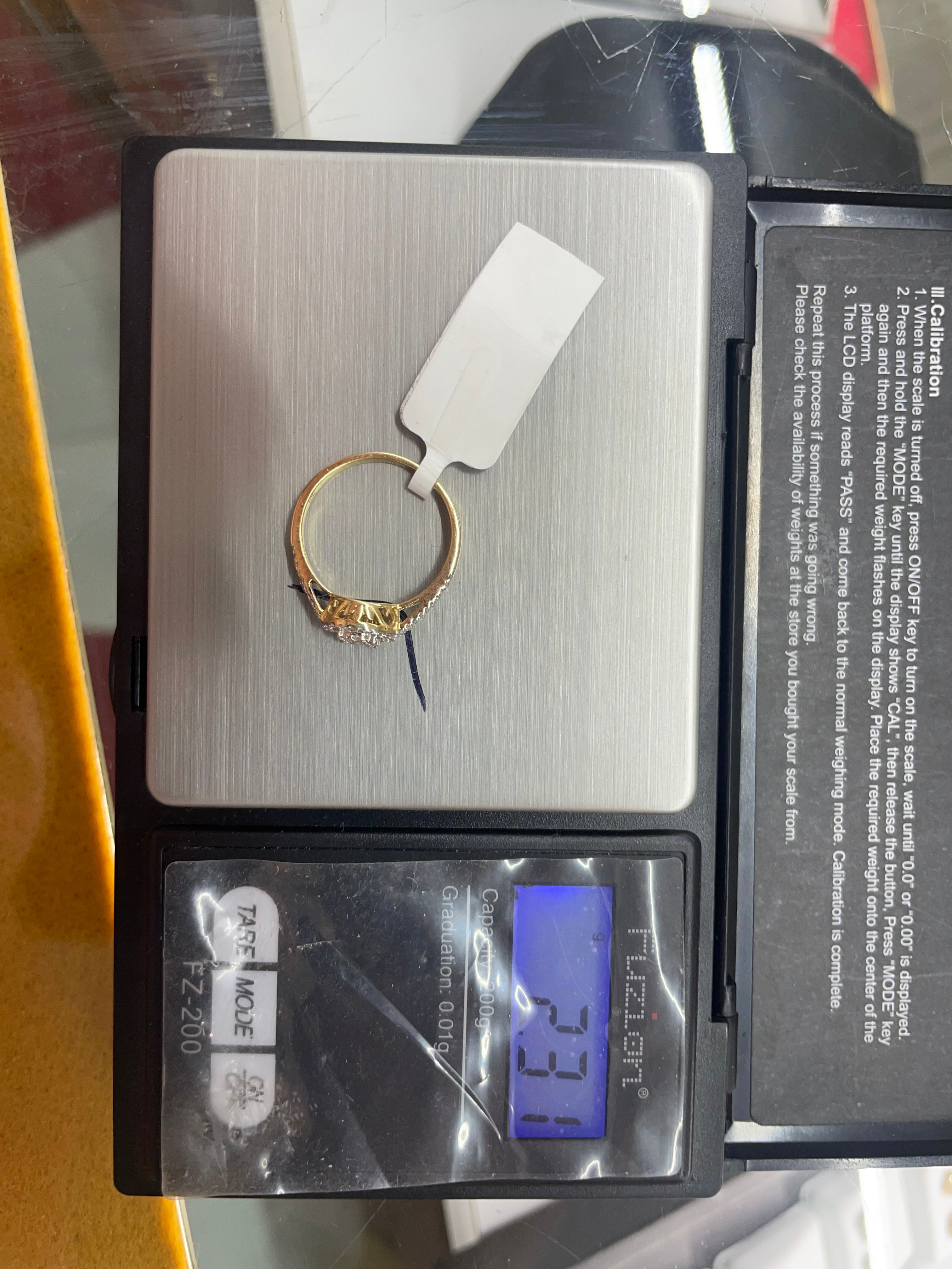 18Kt gold ring with diamonds