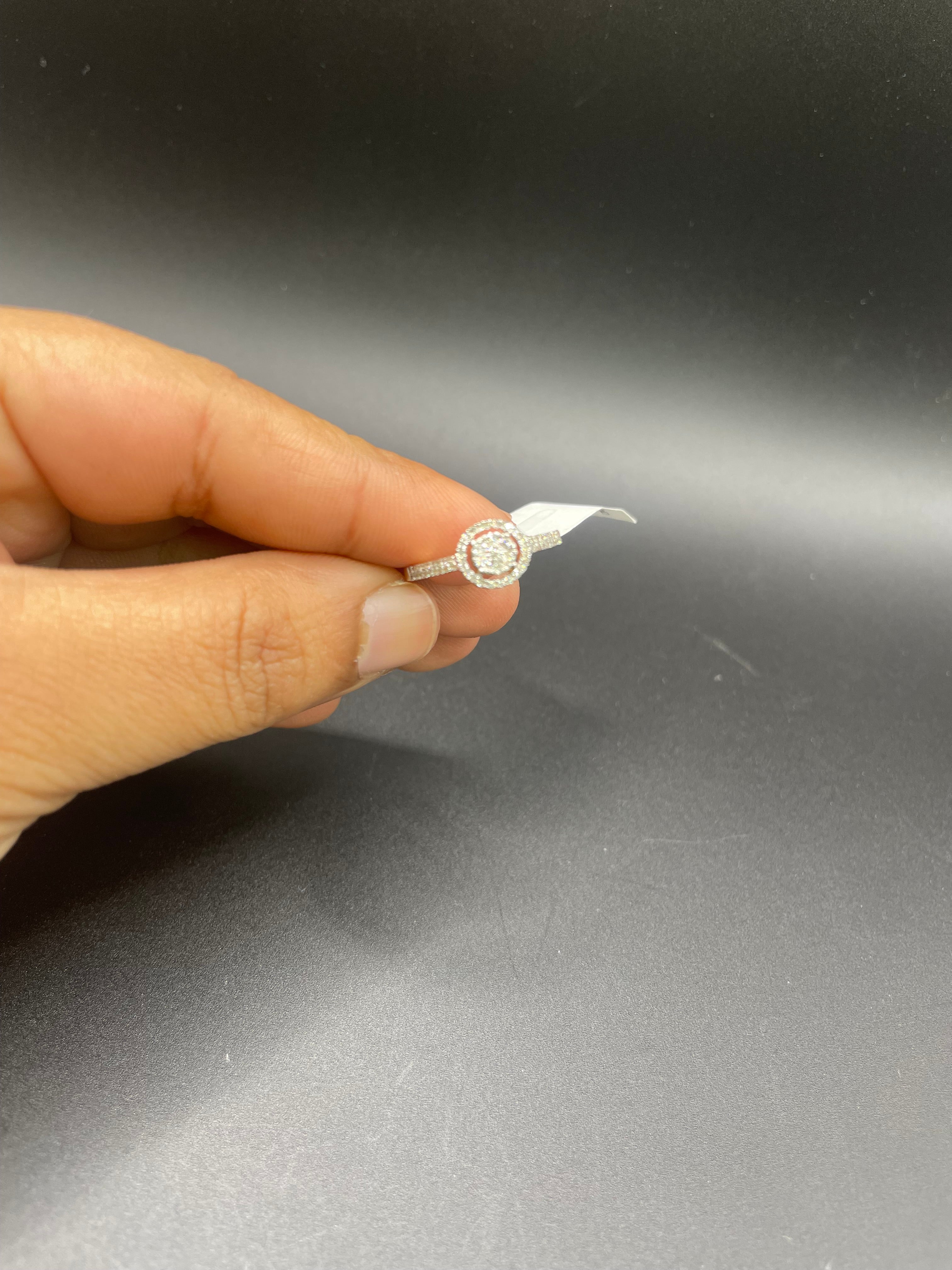 18Kt gold ring with diamonds
