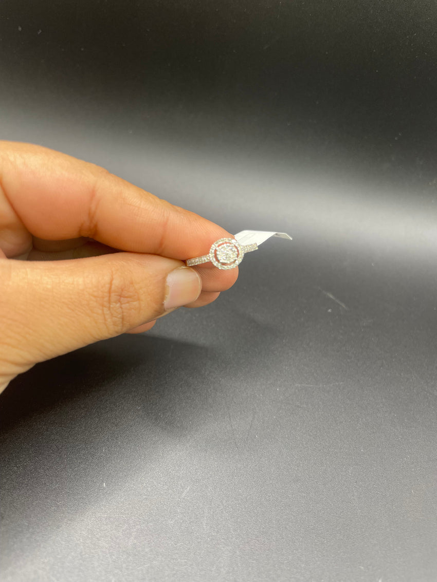 18Kt gold ring with diamonds