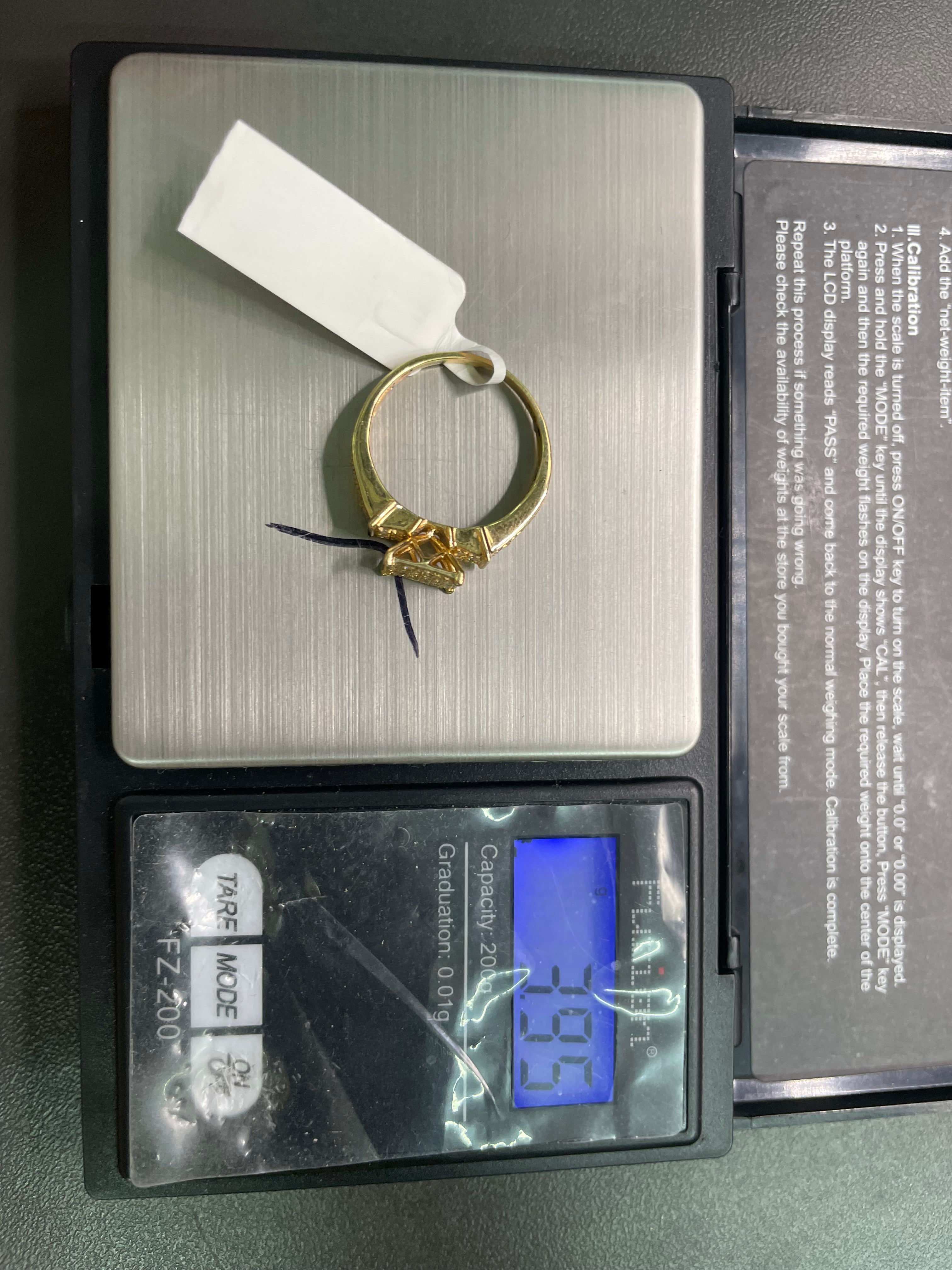 18Kt gold ring with diamonds